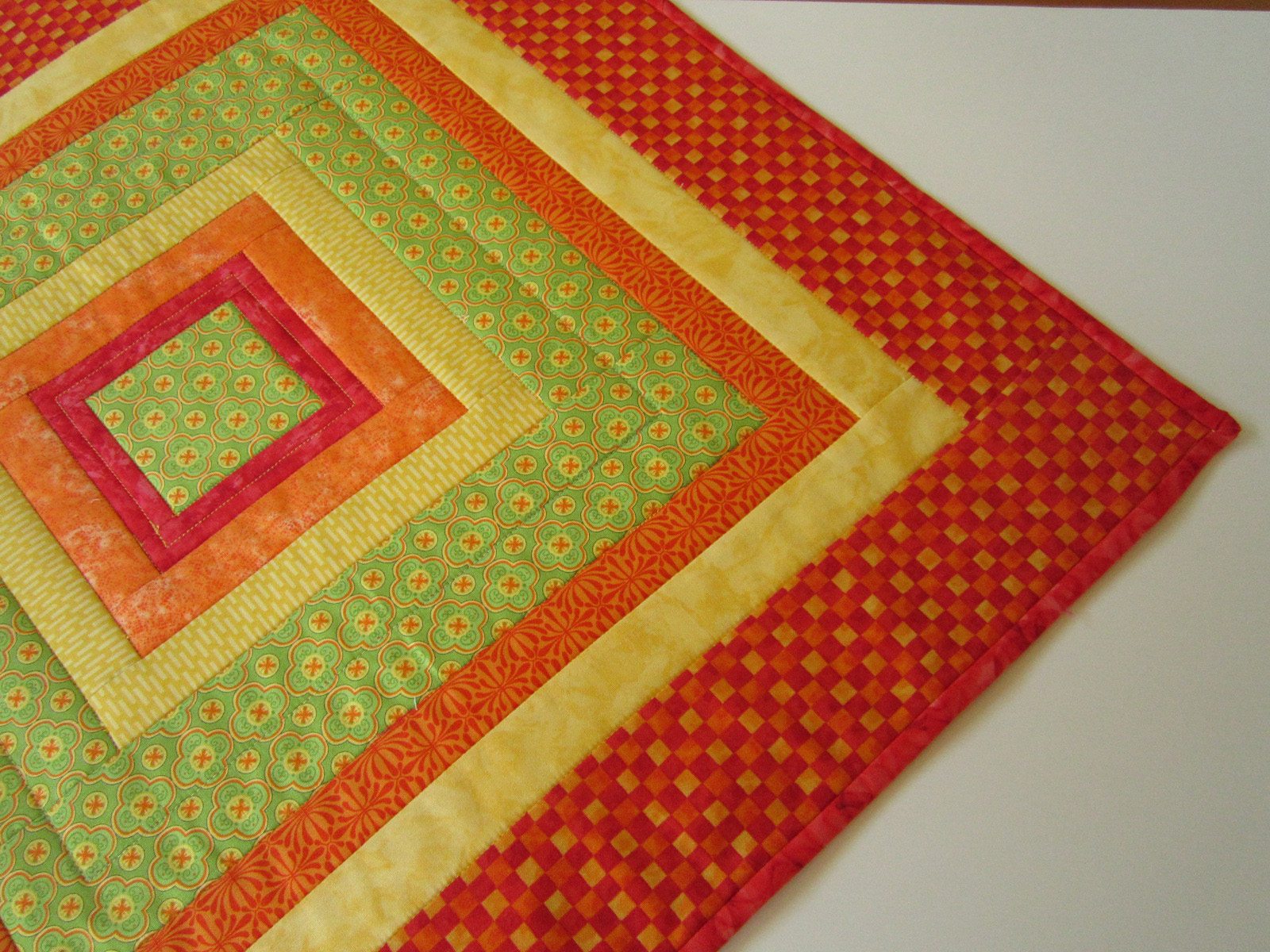 Quilted Table Topper Bright Squared on Luulla